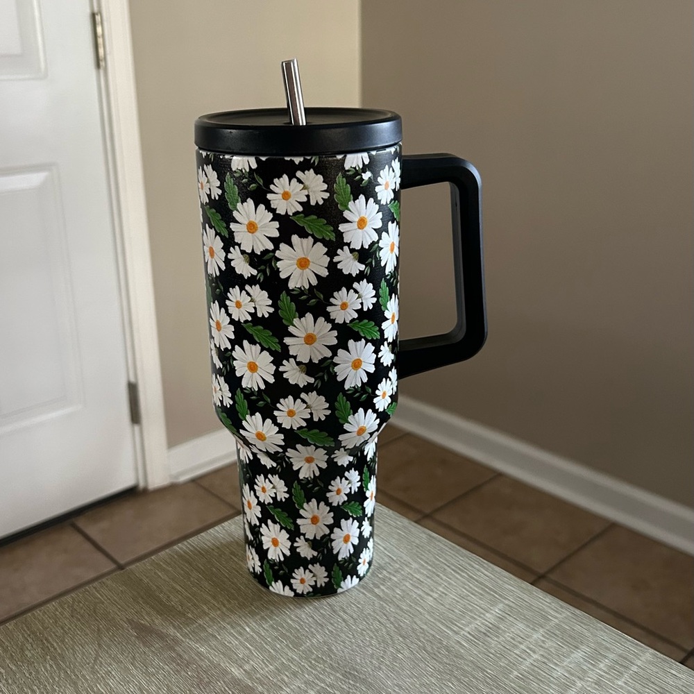 PREOWNED … HIDR8 Insulated “Daisy Pattern” Travel Tumbler